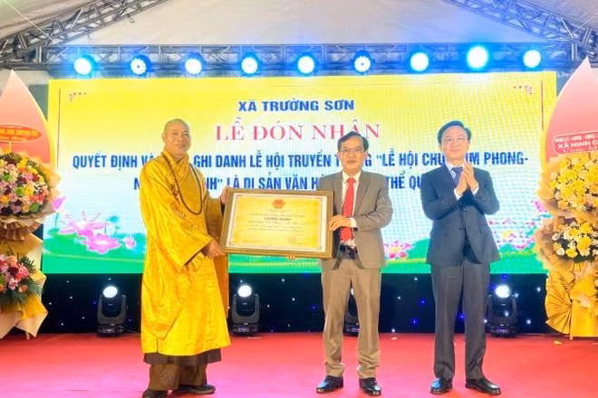 Lãnh đạo tỉnh Quảng Trị trao Bằng công nhận “Lễ hội chùa Kim Phong-núi Thần Đinh” là Di sản văn hóa phi vật thể quốc gia.