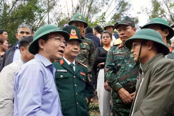 Phó Chủ tịch Ủy ban nhân dân tỉnh Quảng Trị Hoàng Xuân Tân (bên trái) động viên, chỉ đạo lực lượng chức năng đang tìm kiếm 2 nạn nhân mất tích trên sông Gianh. (Ảnh: QV)