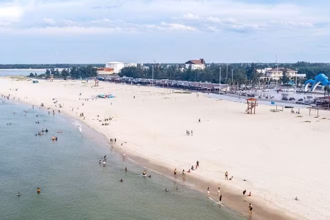 Biển Cửa Việt. (Ảnh: Báo Nhân Dân)