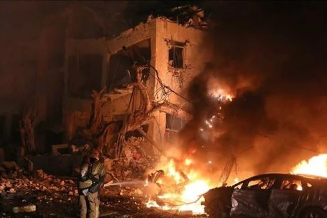 Tòa nhà tại Tel Aviv, Israel trúng tên lửa đạn đạo của Iran ngày 1/3/2026. (Ảnh: THX/TTXVN)