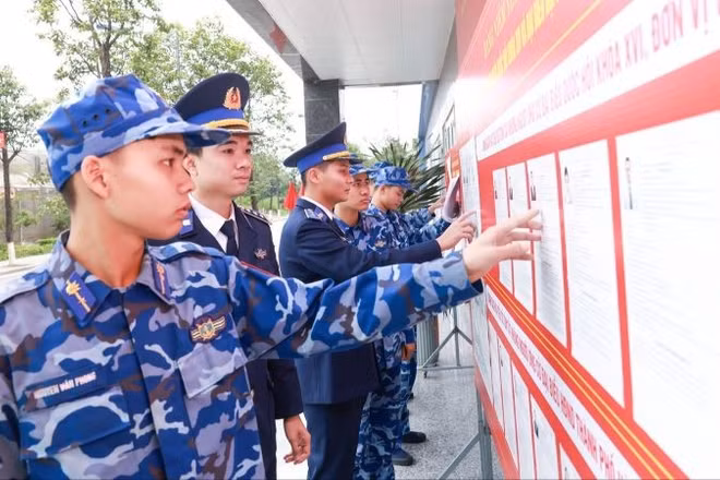 Cán bộ, chiến sĩ cơ quan Bộ Tư lệnh Cảnh sát biển nghiên cứu danh sách ứng cử viên.