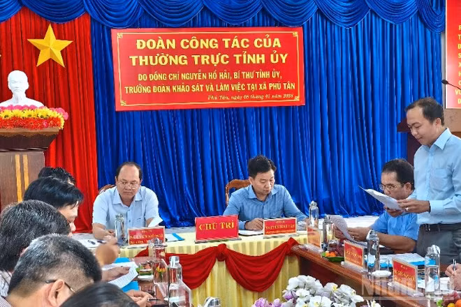 Quang cảnh buổi làm việc chiều 8/1 tại xã Phú Tân, tỉnh Cà Mau.