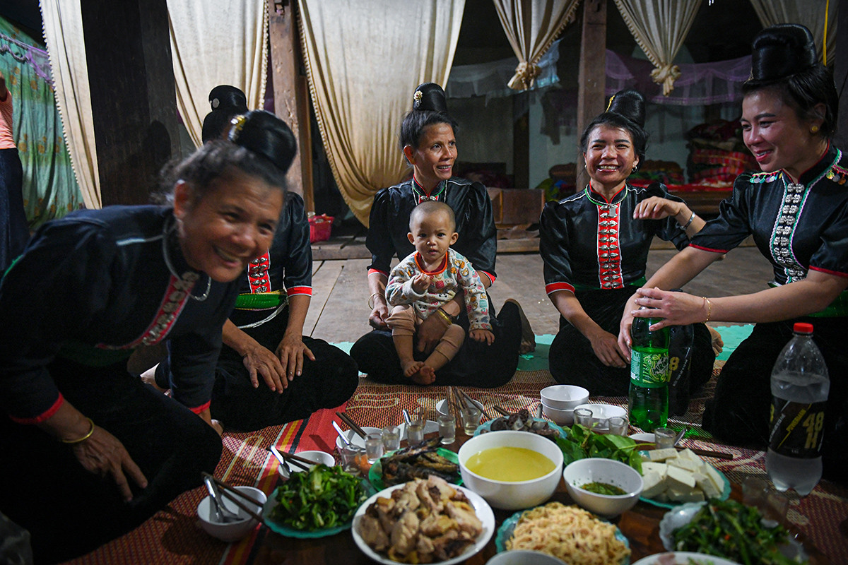 Người La Ha bên mâm cơm đãi khách. (Ảnh: THÀNH ĐẠT)