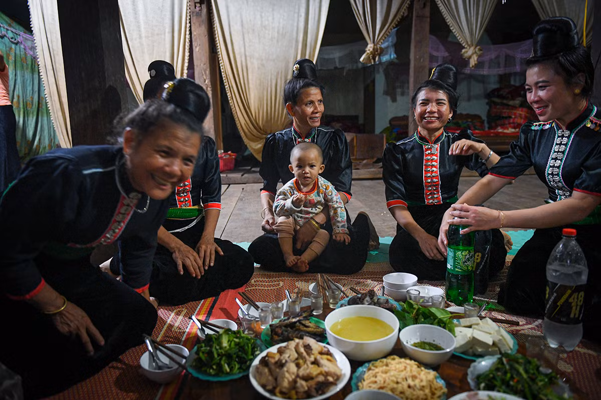 Người La Ha bên mâm cơm đãi khách. (Ảnh: THÀNH ĐẠT)