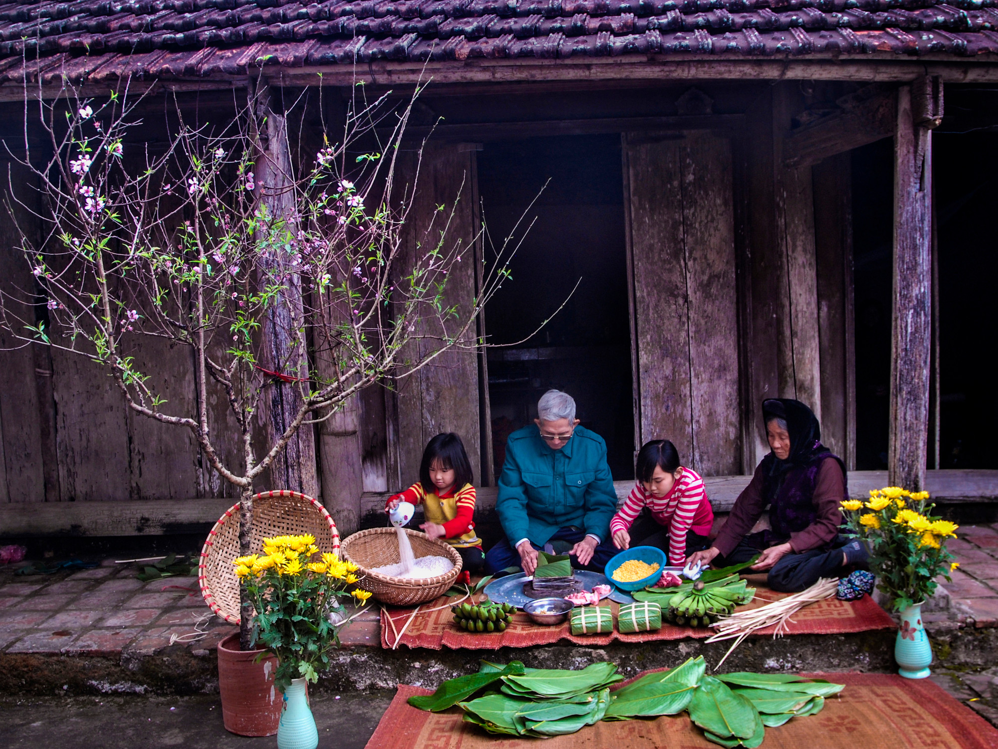 Gói bánh chưng đón Tết Nguyên Đán. (Ảnh: VŨ KHÔI)