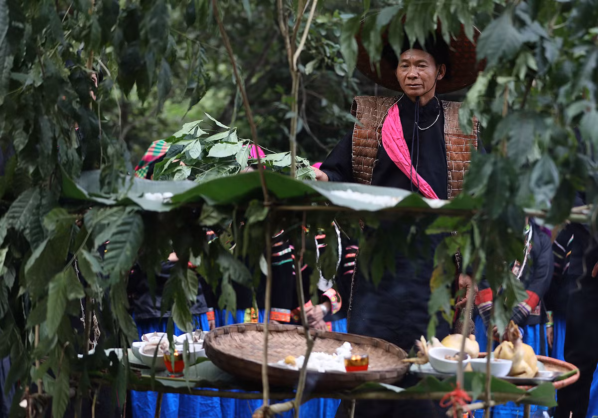 Người Pu Péo cúng lễ thần rừng. (Ảnh: vnexpress.net)