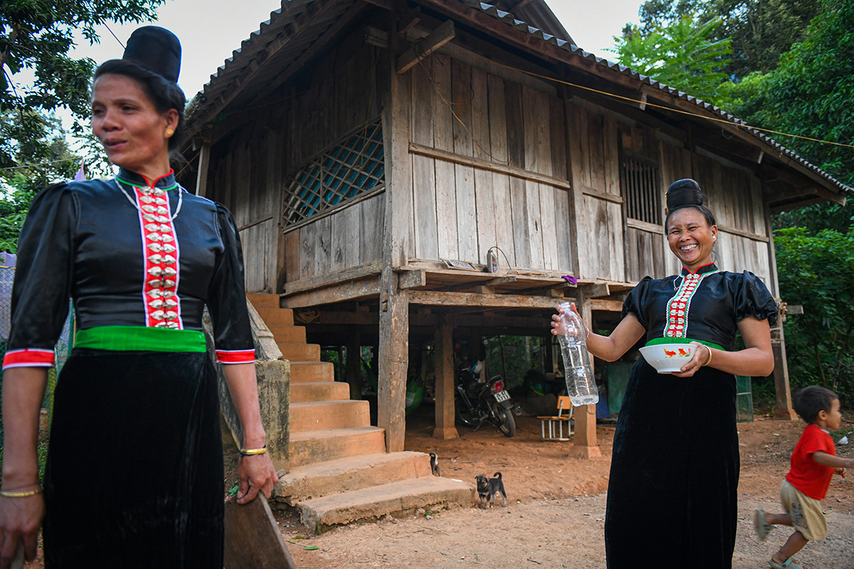 Nhà sàn kiên cố khá phổ biến ở các bản của người La Ha. (Ảnh: THÀNH ĐẠT)