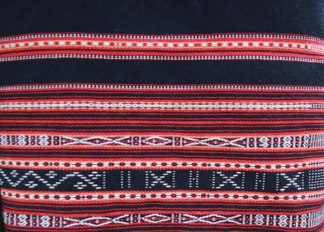 Một trong những hoa văn trên thổ cẩm của người Ba na. (Nguồn: Làng văn hóa-du lịch các dân tộc Việt Nam) Một trong những hoa văn trên thổ cẩm của người Ba na. (Nguồn: Làng văn hóa-du lịch các dân tộc Việt Nam)