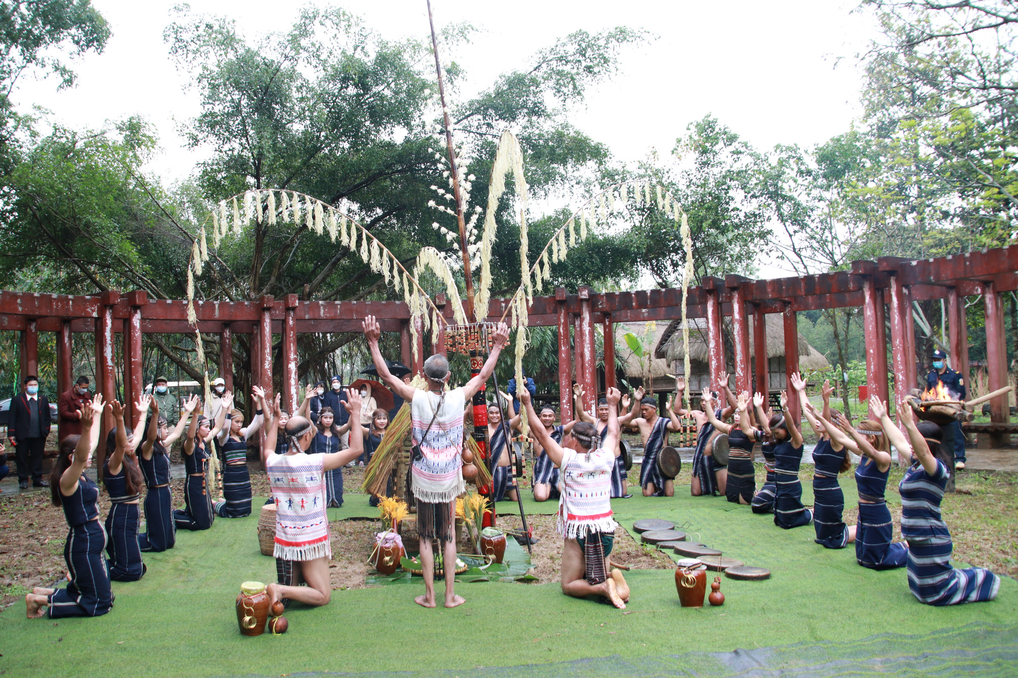 Lễ mừng lúa mới của người Cơ-ho (Lâm Đồng). (Ảnh: Làng Văn hóa-Du lịch các dân tộc Việt Nam) Lễ mừng lúa mới của người Cơ-ho (Lâm Đồng). (Ảnh: Làng Văn hóa-Du lịch các dân tộc Việt Nam)