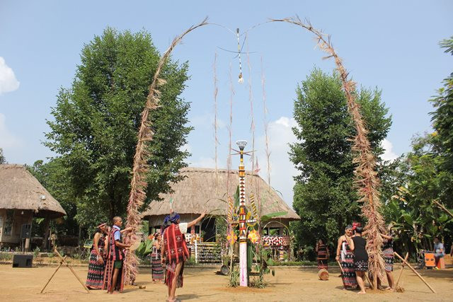 Lễ dựng cây nêu của người Cơ-tu. (Ảnh: Làng Văn hóa-Du lịch các dân tộc Việt Nam)