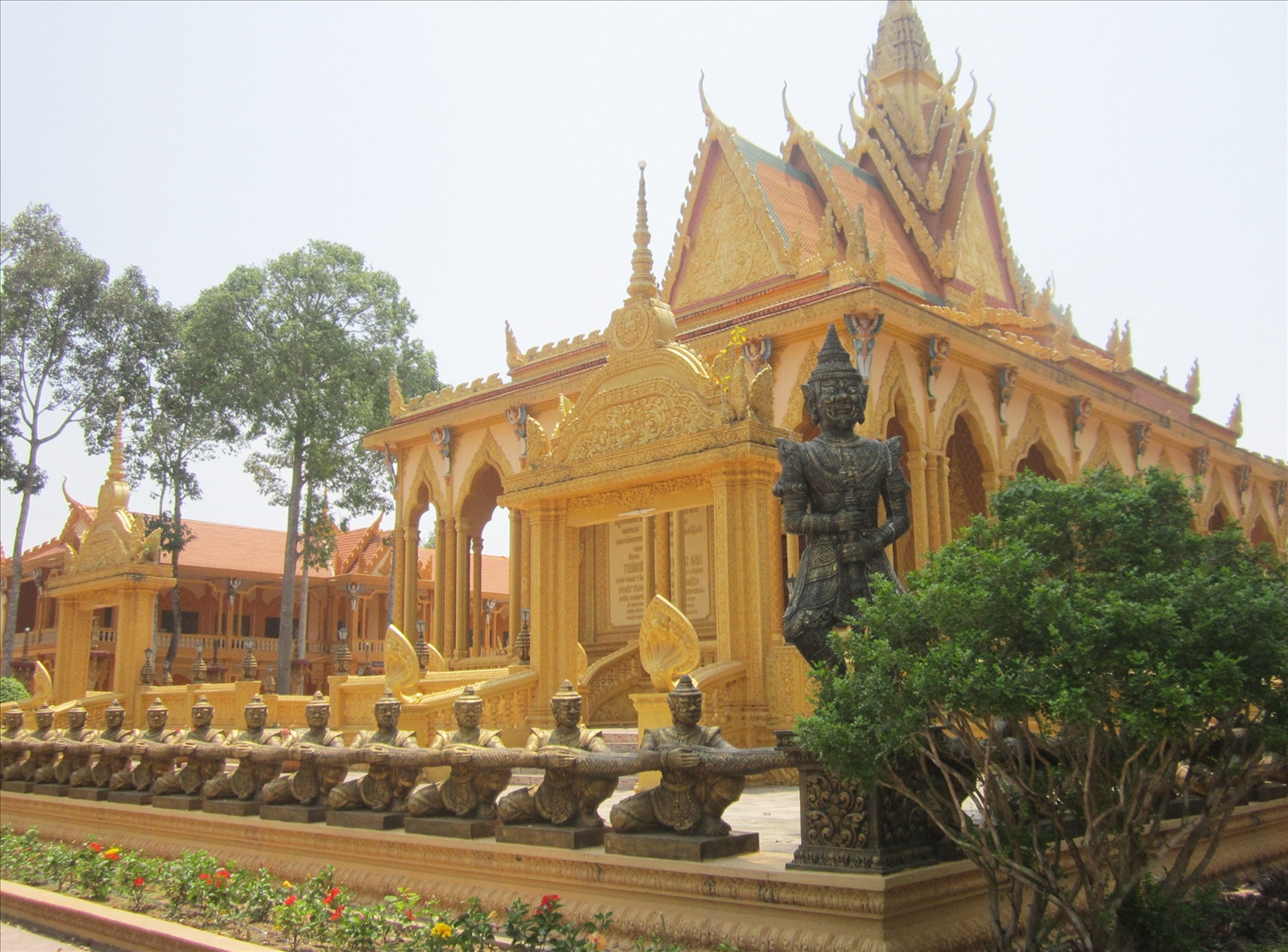 Chùa Vàm Ray ở ấp Vàm Ray, xã Hàm Tân (Trà Cú, Trà Vinh) - một ngôi chùa của người Khơ-me. (Ảnh: Báo Dân tộc và phát triển) Chùa Vàm Ray ở ấp Vàm Ray, xã Hàm Tân (Trà Cú, Trà Vinh) - một ngôi chùa của người Khơ-me. (Ảnh: Báo Dân tộc và phát triển)