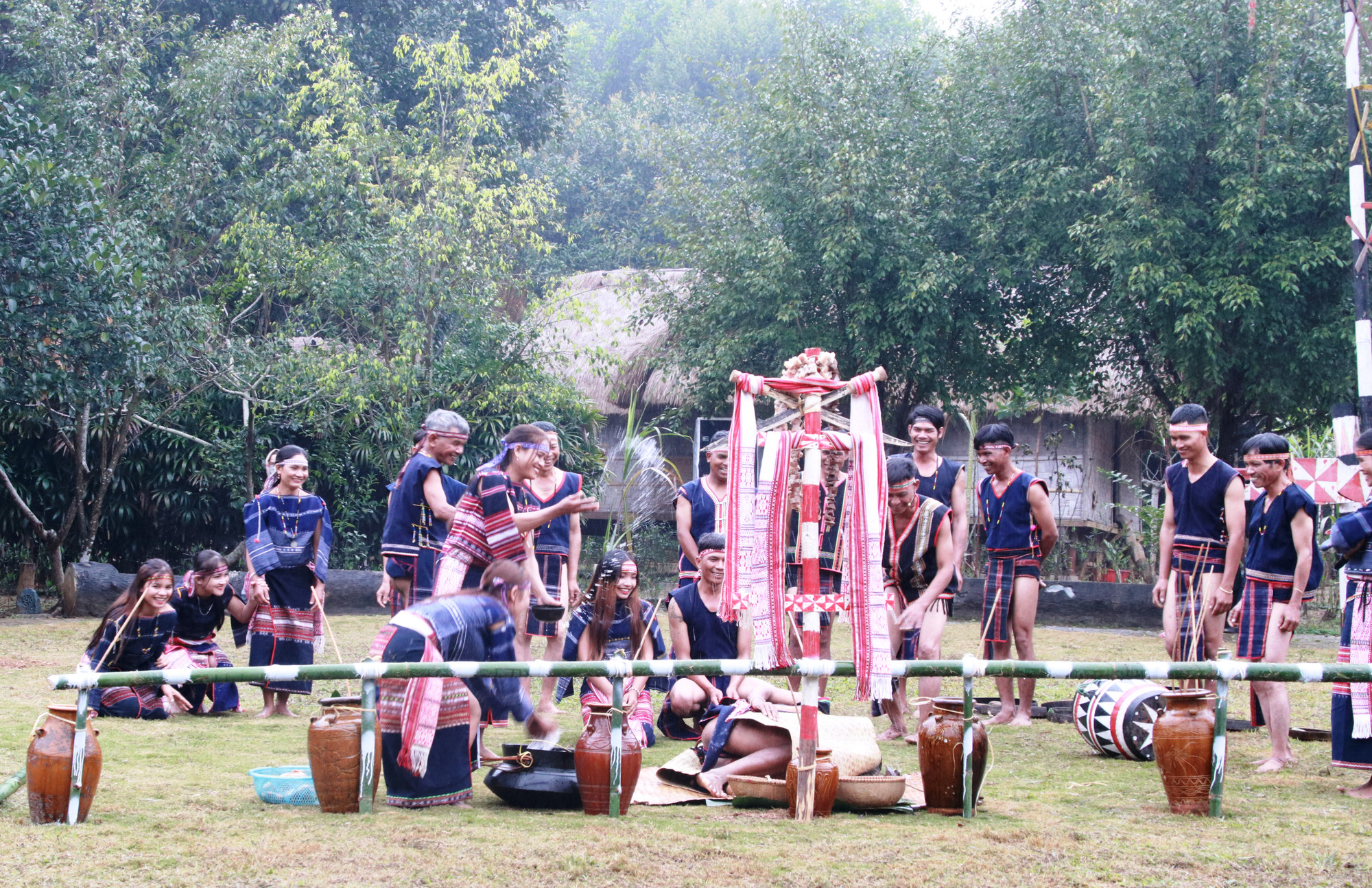 Lễ cưới truyền thống của người Ba na (Gia Lai). (Nguồn: Làng văn hóa-du lịch các dân tộc Việt Nam) Lễ cưới truyền thống của người Ba na (Gia Lai). (Nguồn: Làng văn hóa-du lịch các dân tộc Việt Nam)