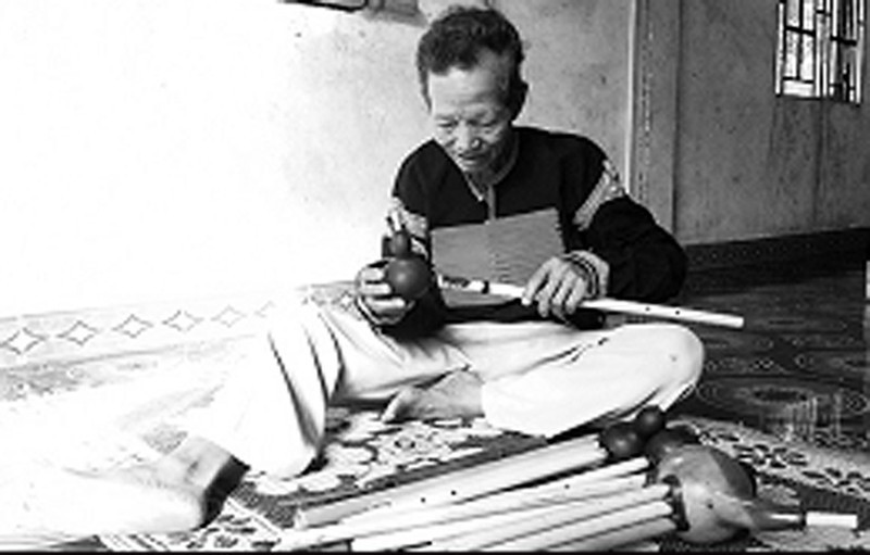 Nghệ nhân Ama Loan chế tác quả bầu khô thành kèn đinh tắc tà. (Ảnh: Báo Nhân Dân)