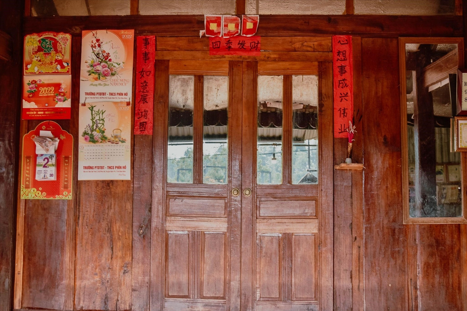 Nhà ở đây thường có 3 loại: nhà 3 gian hai chái, nhà chữ Môn và chữ Khẩu. Vật liệu xây nhà thường là gỗ, gạch mộc. Ngói lợp bằng tôn (nếu nhà có điều kiện) hoặc quế, lá tre, phên nứa. (Ảnh: Báo Dân tộc)