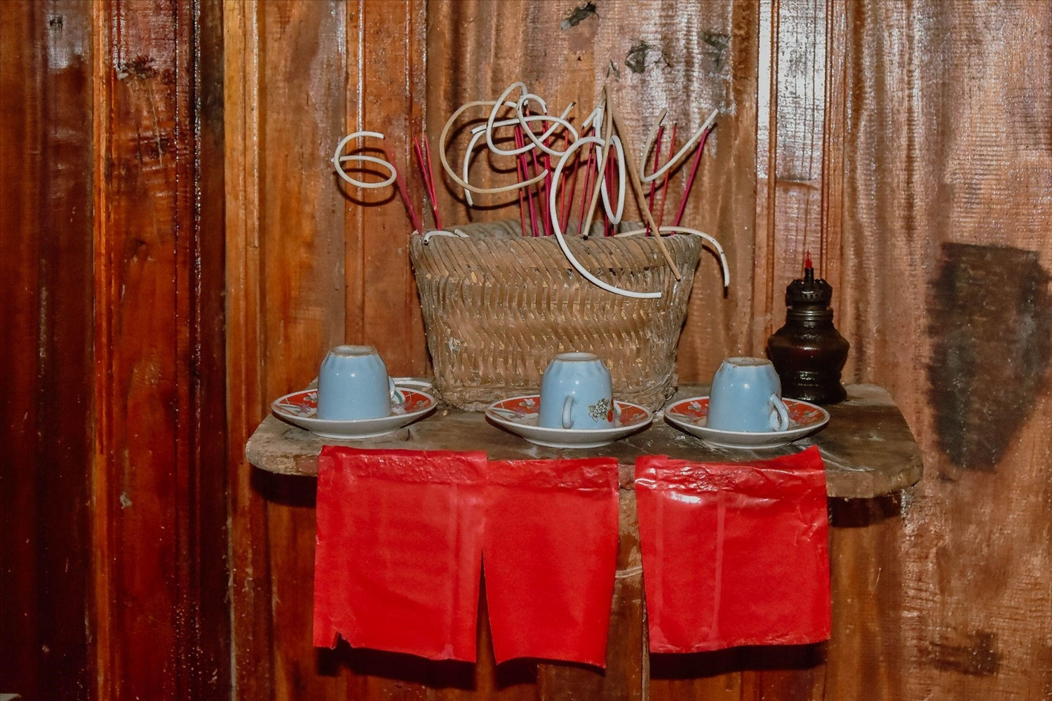 Ngoài bàn thờ lớn chính giữa thì người Hoa còn có kệ thờ nhỏ bên cạnh, đặt trên đó 1 bát hương và 3 chén nước. (Ảnh: Báo Dân tộc)