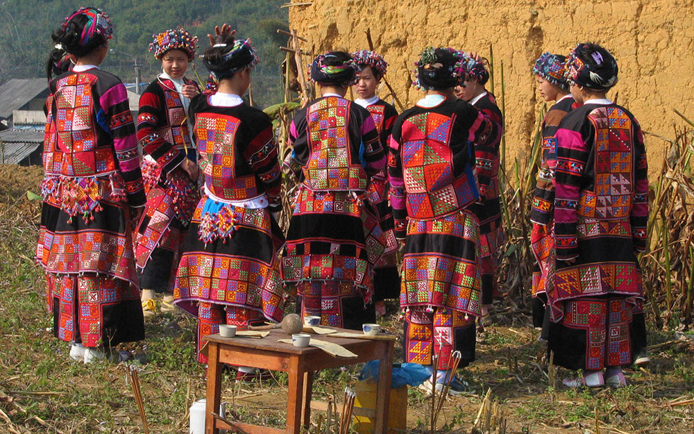 Các thiếu nữ Lô Lô (Mèo Vạc, Hà Giang) trong nghi lễ cầu mưa. (Ảnh: NGỌC TRÂM)