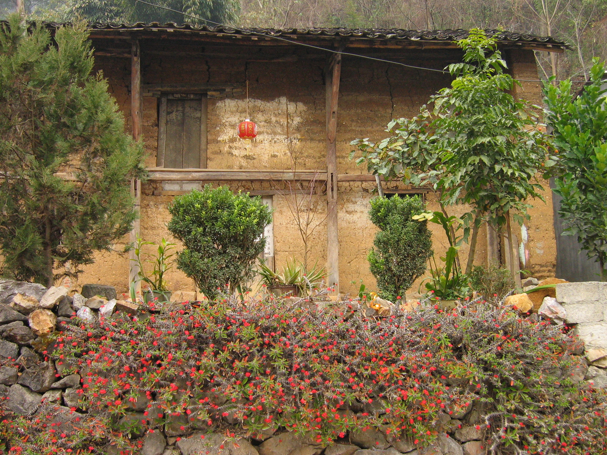 Nhà có tường đất và có hàng rào đá của người Hmông ở Đồng Văn, Hà Giang.