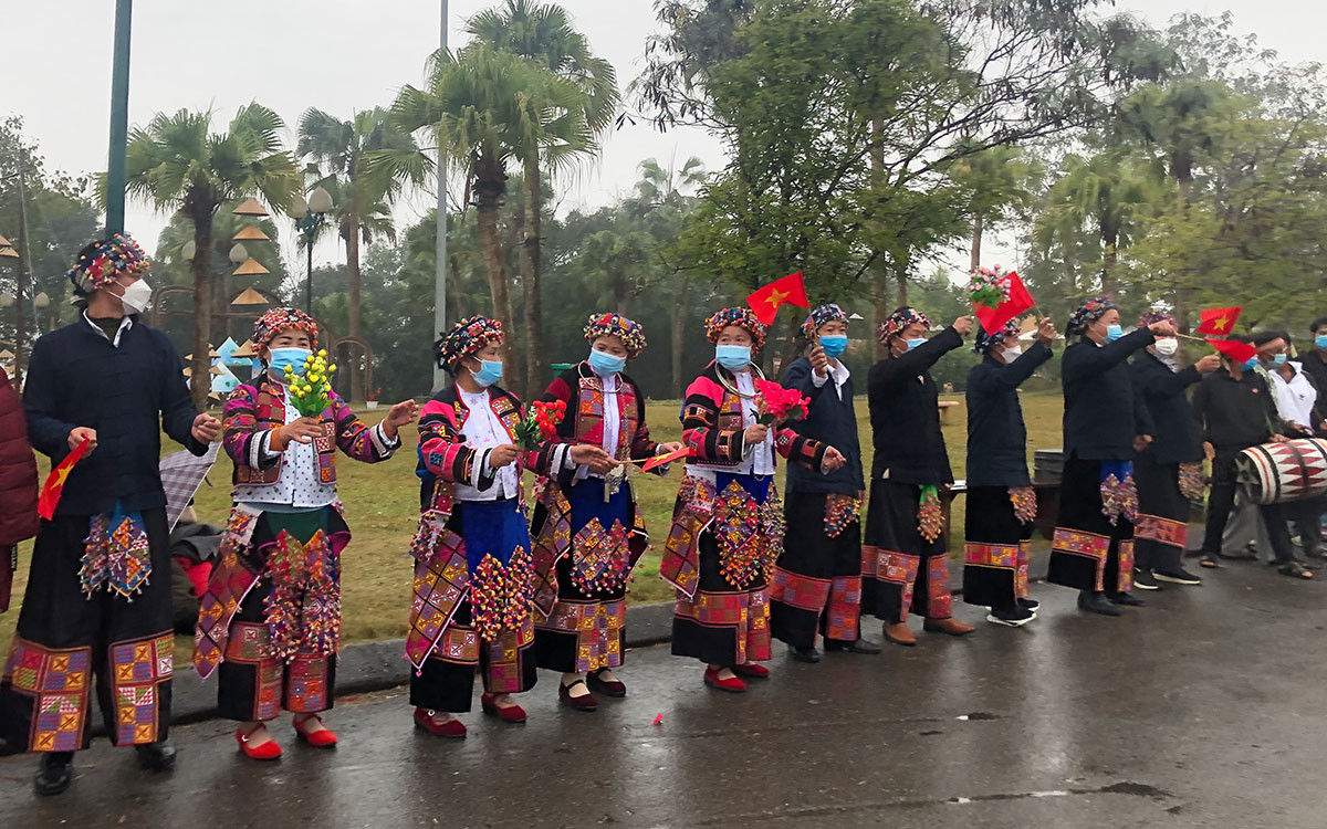 Trang phục của phụ nữ và nam giới Lô Lô đều rất sặc sỡ. (Ảnh: NGỌC TRÂM)