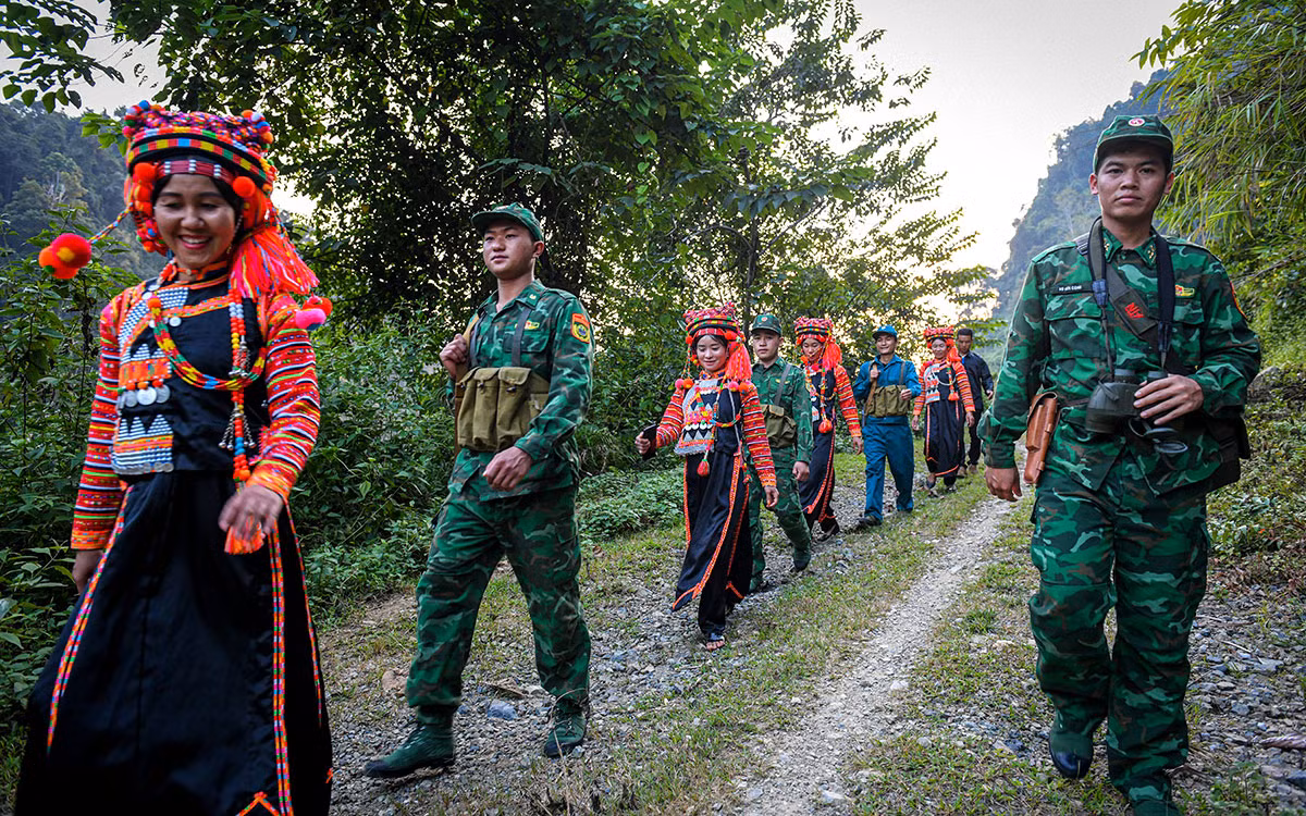 Thanh niên Hà Nhì đi tuần tra cùng bộ đội biên phòng. (Ảnh: TRẦN THÀNH ĐẠT)