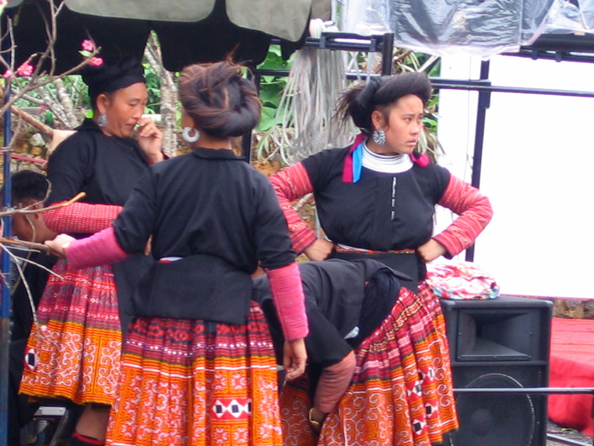 Phụ nữ Hmông và những cuốn tóc độc đáo.