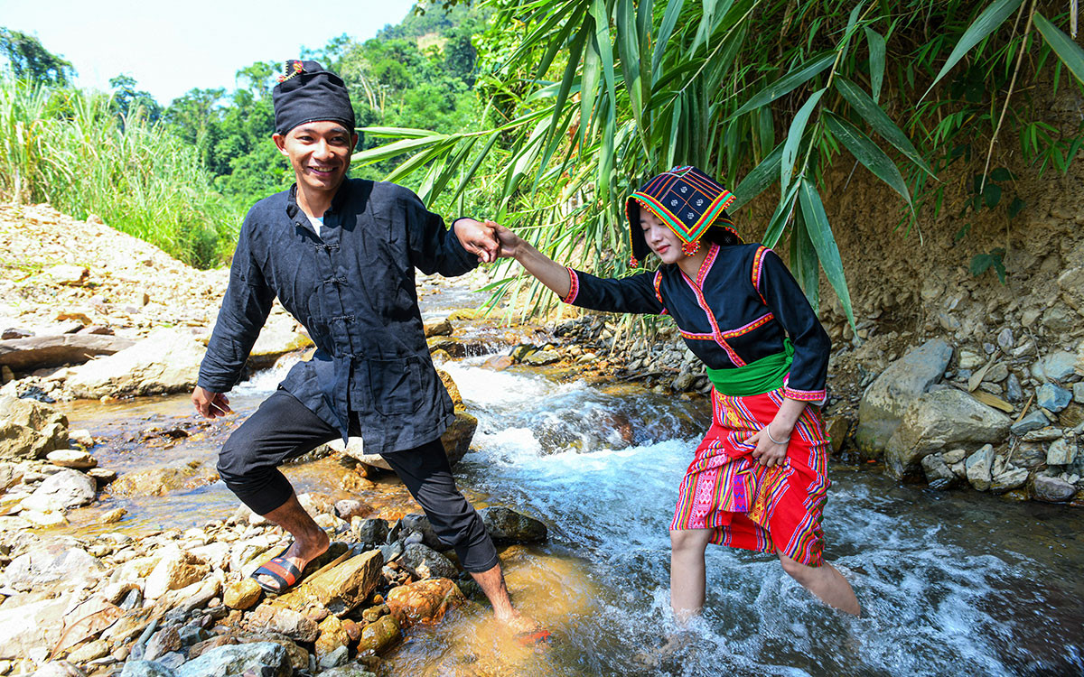Nam nữ dân tộc Cống. (Ảnh: TRẦN THÀNH ĐẠT)