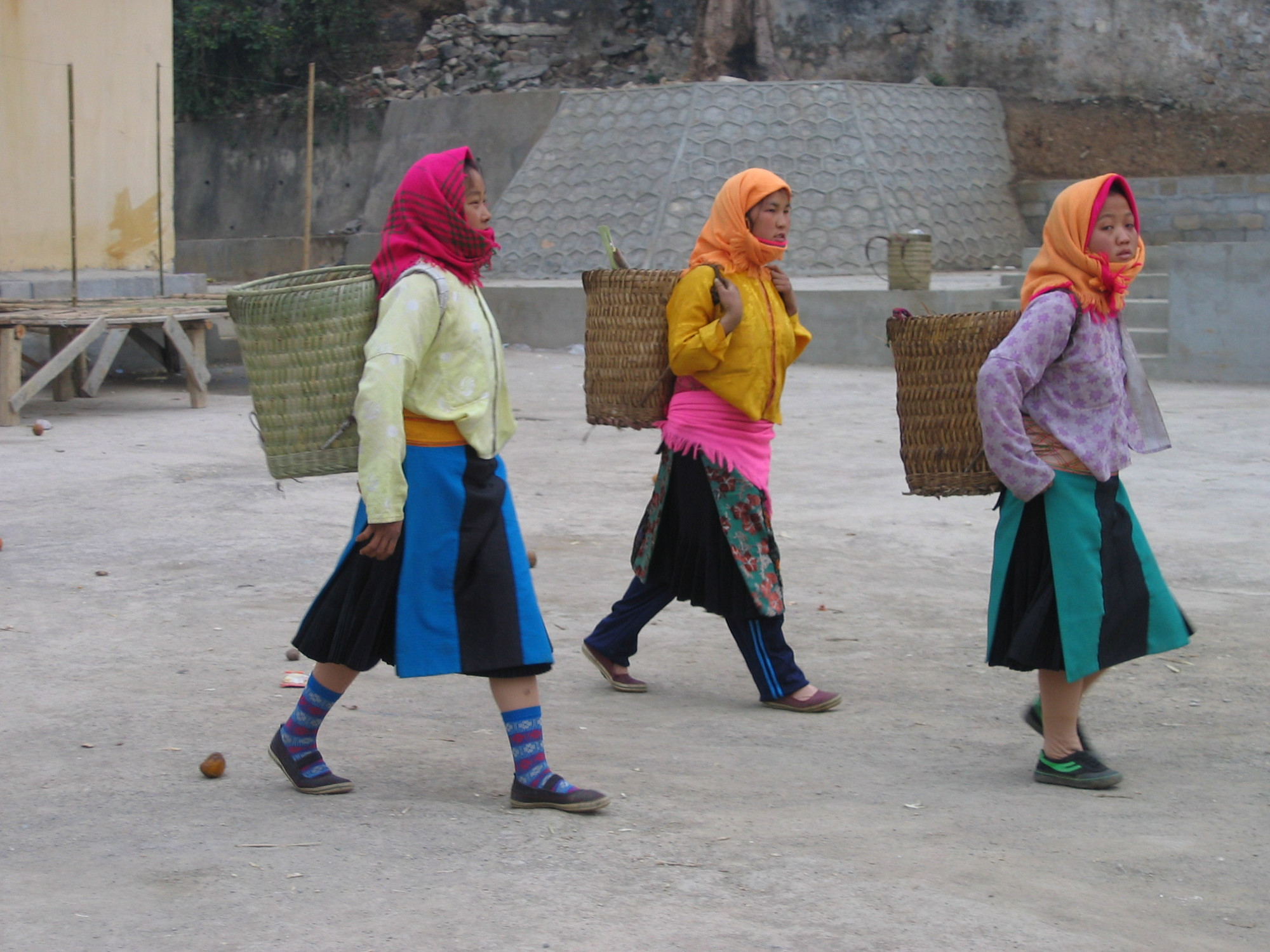 Phụ nữ Hmông đi chợ Đồng Văn, Hà Giang.