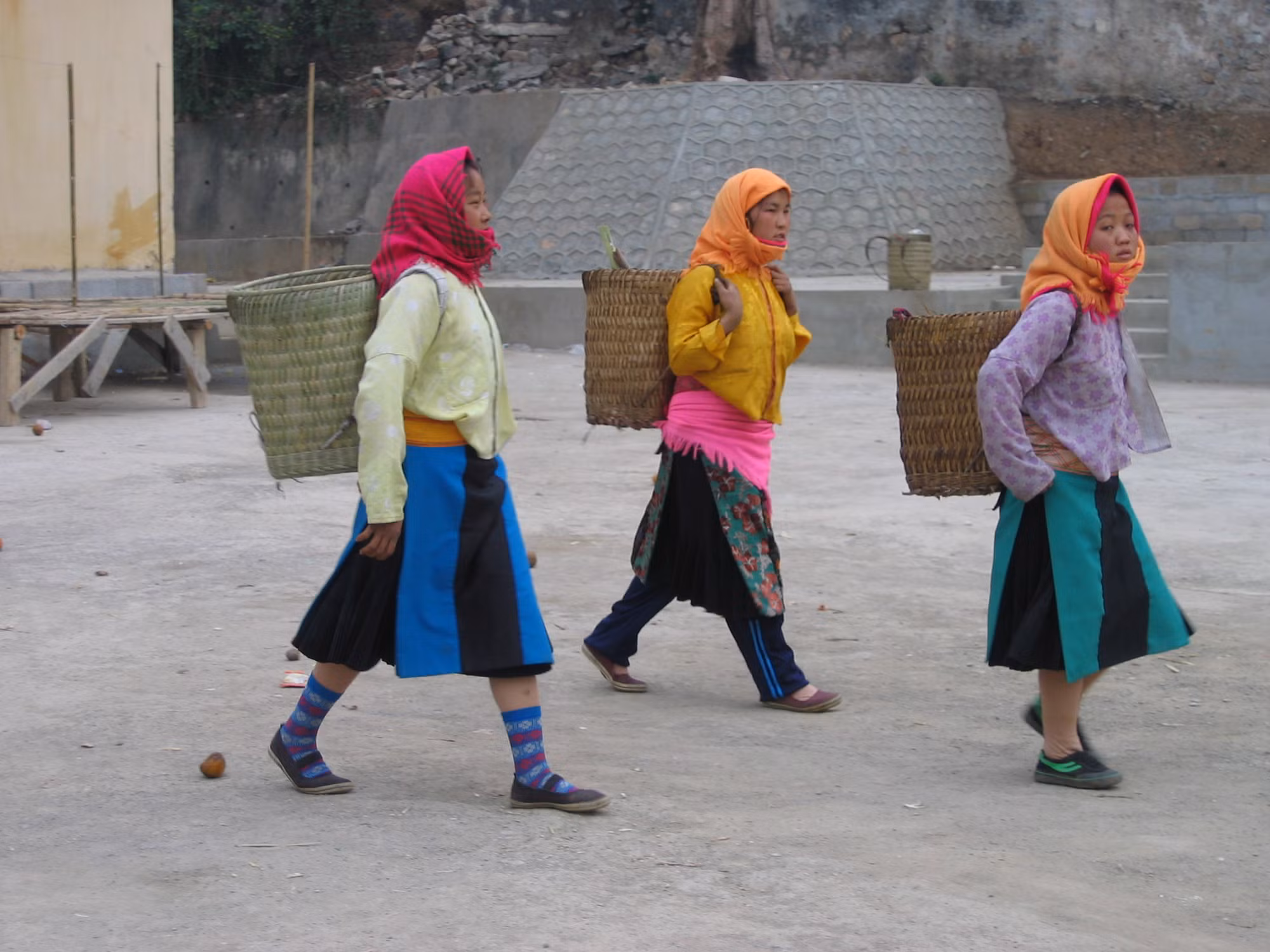 Phụ nữ Hmông đi chợ Đồng Văn, Hà Giang.