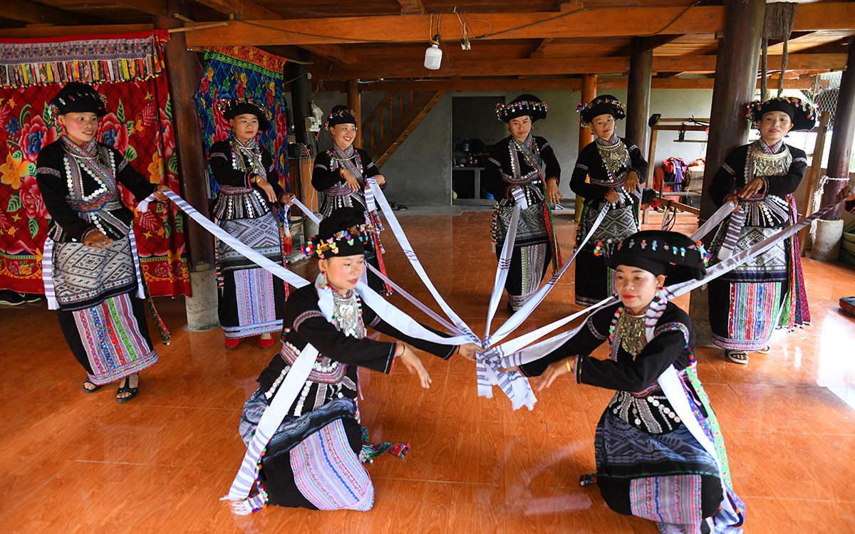 Một điệu múa của người dân tộc Lào. (Ảnh: TRẦN THÀNH ĐẠT)