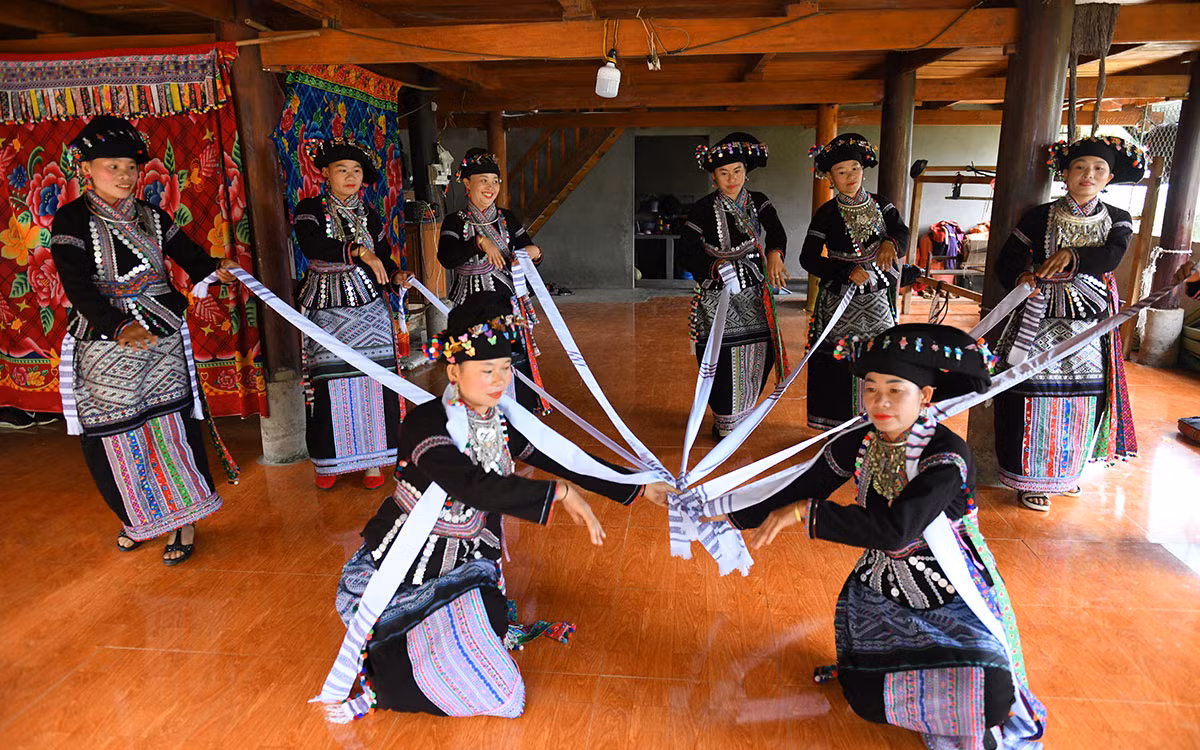 Một điệu múa của người dân tộc Lào. (Ảnh: TRẦN THÀNH ĐẠT)