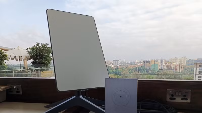 Bộ thiết bị thu phát tín hiệu Internet vệ tinh Starlink.