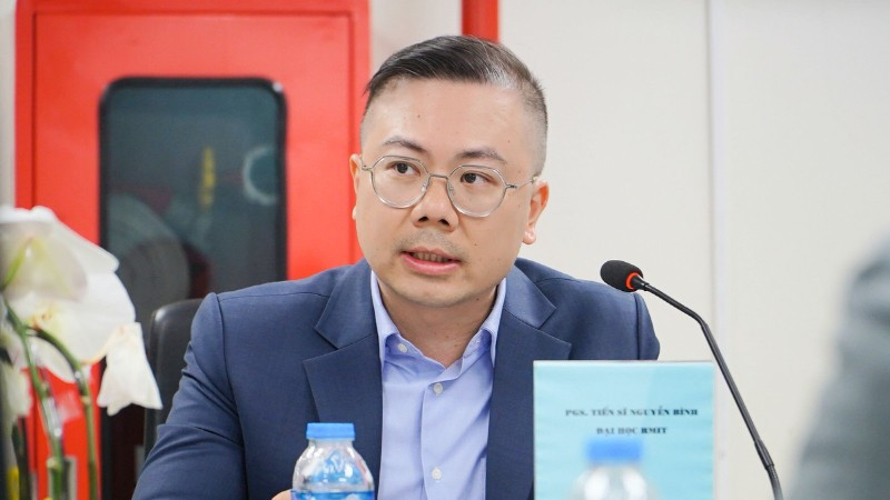 Phó Giáo sư, Tiến sĩ Nguyễn Bình (Đại học RMIT) trong buổi tọa đàm. pgsts-binh-nguyen-rmit-2106.jpg
