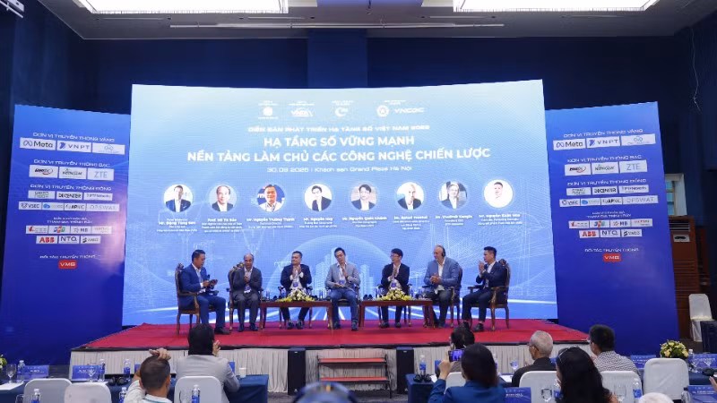 Các diễn giả tham dự Tọa đàm "Hạ tầng số vững mạnh - nền tảng làm chủ các công nghệ chiến lược".