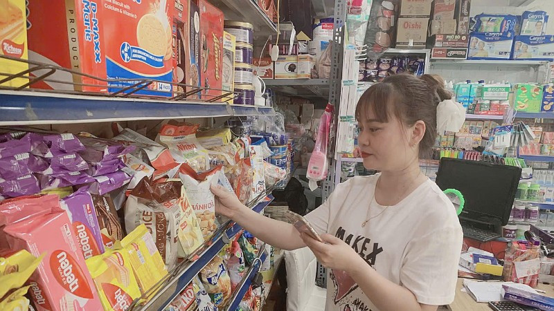 Chị Trần Thu Hiền, chủ cửa hàng tạp hóa sử dụng phần mềm VNPT HKD. img-7881-2117.jpg