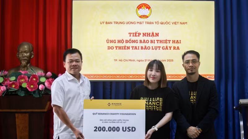 Ông Nguyễn Nguyễn Hải Nam, Phó chánh văn phòng Trung ương MTTQ Việt Nam, tiếp nhận khoản ủng hộ từ quỹ Binance Charity.