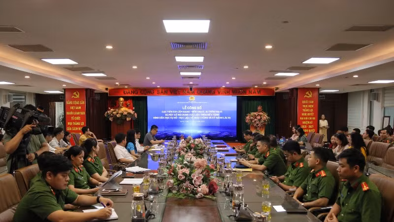 Bộ Công an công bố các tiện ích mới trên ứng dụng VNeID.