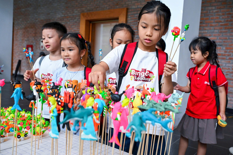 ... và nặn những chú tò he nhiều mầu sắc. z7063698892917-82b55bf0b9a7b68e27ac6f6b53de1967.jpg