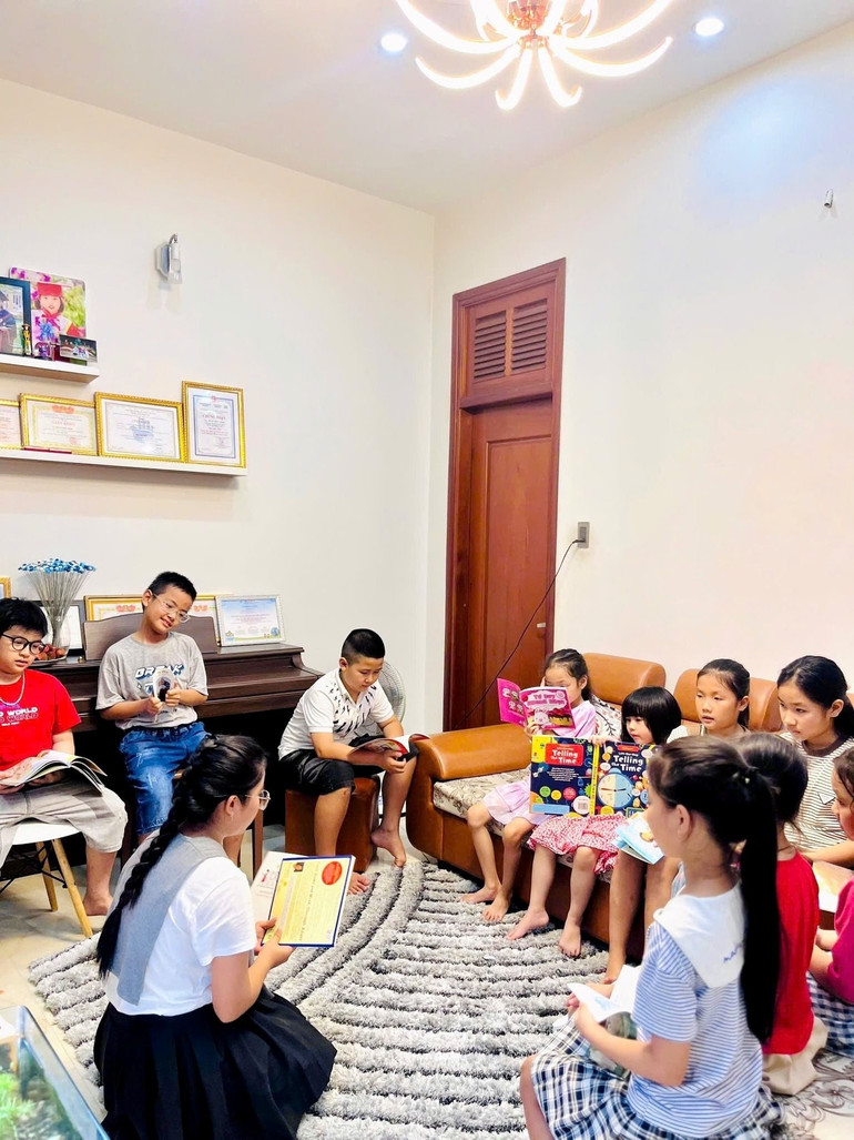 Chị Diễm Hằng và các bạn nhỏ trong một buổi sinh hoạt cuối tuần tại nhà chị. cu-cuoi-tuan-cac-ban-lai-te-tuu-tai-nha-diem-hang-de-sinh-hoat-truc-tiep.jpg