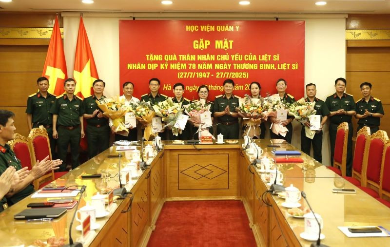 Lãnh đạo Học viện Quân y tặng quà cho các đồng chí là thân nhân của liệt sĩ đang công tác tại Học viện Quân y. 2.jpg
