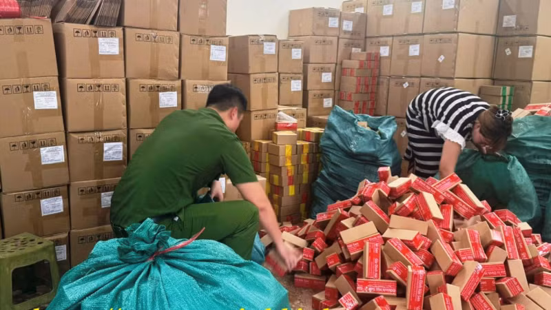 Cơ quan chức năng kiểm tra kho hàng của Công ty TNHH Hải Bé. (Ảnh: Công an Ninh Bình cung cấp)