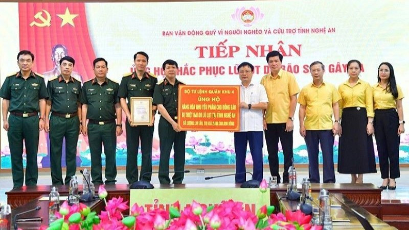 Bàn giao biểu trưng 38 tấn hàng hóa hỗ trợ các địa phương miền tây Nghệ An bị thiệt hại nặng nề do bão số 3 gây ra. (Ảnh: TRỌNG KIÊN)
