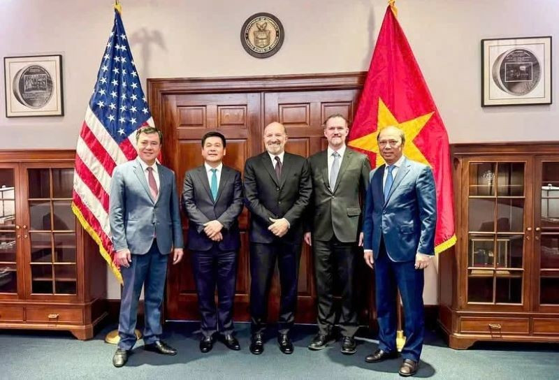 Chiều 12/6/2025, tại Hoa Kỳ Bộ trưởng Nguyễn Hồng Diên đã có phiên đàm phán cùng lúc với Bộ trưởng Thương mại Hoa Kỳ Howard Lutnick và Đại sứ Jamieson Greer, Trưởng Đại diện Thương mại Hoa Kỳ. (Ảnh: moit.gov.vn)