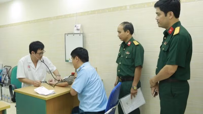 Khám, chữa bệnh cho quân nhân theo thẻ bảo hiểm y tế tại Bệnh viện Trung ương Quân đội 108. (Anh: ĐỨC THUẤN)