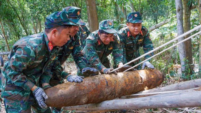 Đưa bom lên xe vận chuyển đến khu tập kết hủy nổ.