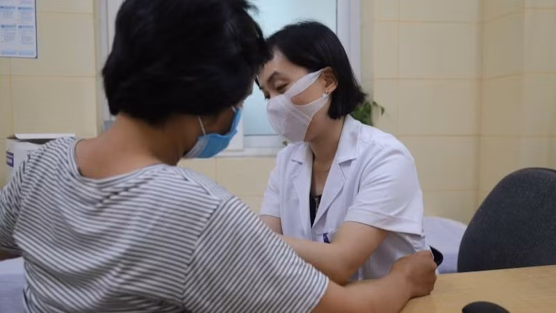 Tại phòng khám Vú của Bệnh viện K, nhiều người bệnh vui mừng, phấn khởi khi nhận được thông tin sẽ được cấp phát thuốc 3 tháng một lần thay vì 1 tháng một lần như trước đây.