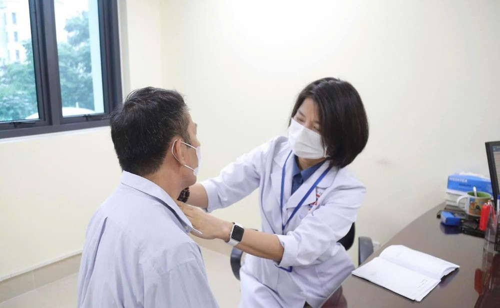 Bác sĩ bệnh viện K thăm khám cho người bệnh. cap-thuoc-3-thang-1-lan.jpg