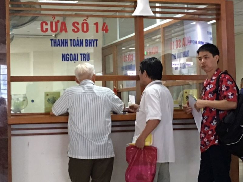 Chính sách miễn viện phí toàn dân vẫn phải gắn chặt với bao phủ bảo hiểm y tế toàn dân, mọi người đều tham gia bảo hiểm y tế để chia sẻ rủi ro. 1bhyt-354.jpg