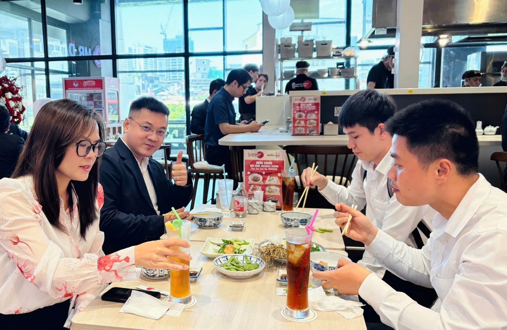 Thực khách thưởng thức món ăn tại Nhà hàng Japanese Dining (La La La) tại AEON Mall Xuân Thủy. acecook-2.jpg