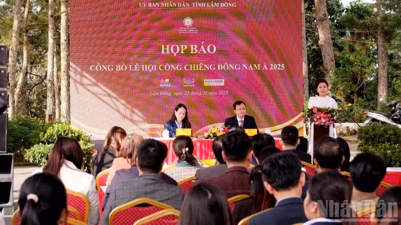 Quang cảnh họp báo.