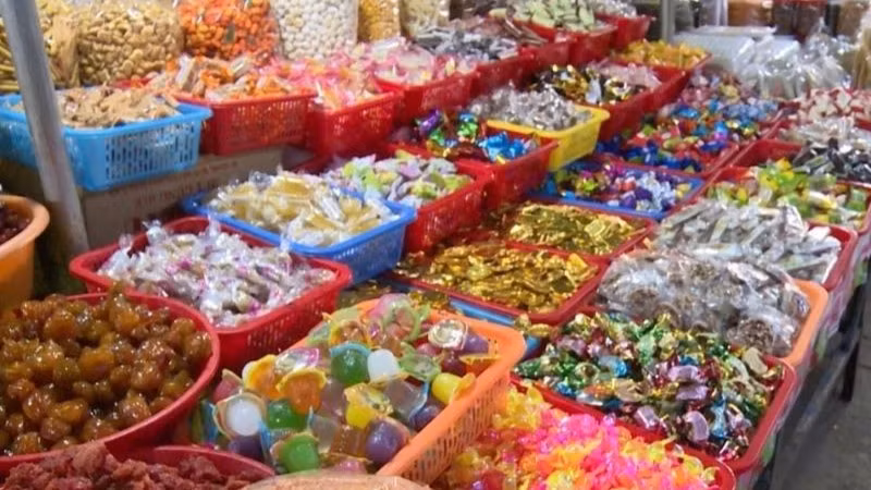 Bánh mứt kẹo là một trong những mặt hàng thực phẩm được tiêu thụ nhiều trong dịp Tết.