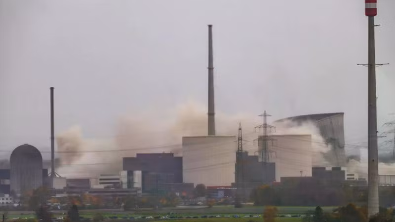 Hai tháp làm mát của nhà máy điện hạt nhân Gundremmingen đã ngừng hoạt động bị sập trong quá trình phá dỡ, tại Gundremmingen, Đức. (Nguồn: DPA)